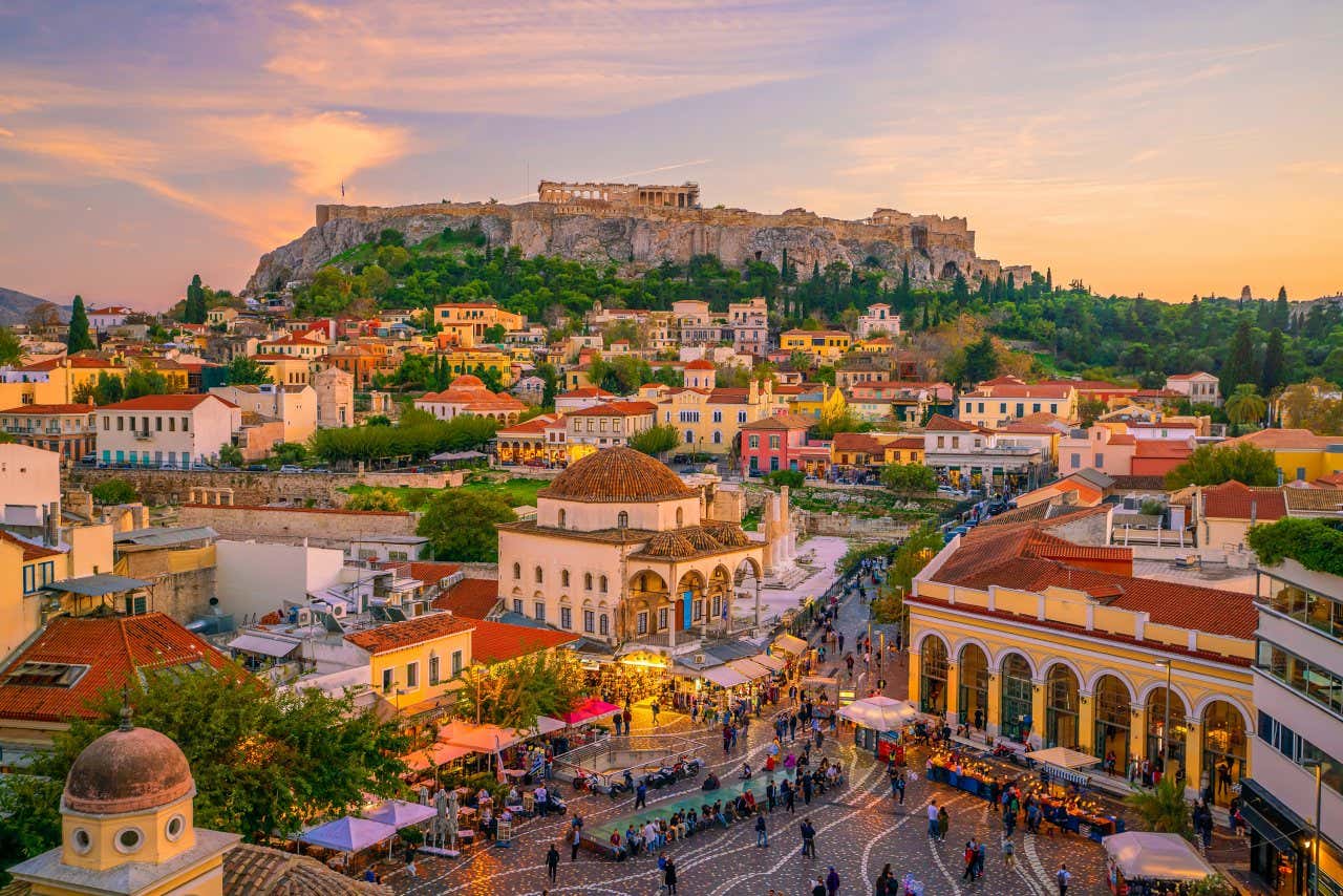 Vue sur le quartier de Monastiraki et sur l'Acropole surplombant en arrière-plan