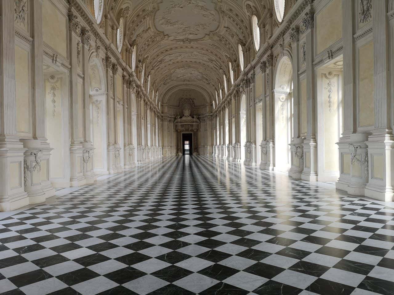 Couloir du Palais royal de Venaria, au sol damier et aux moulures au plafond