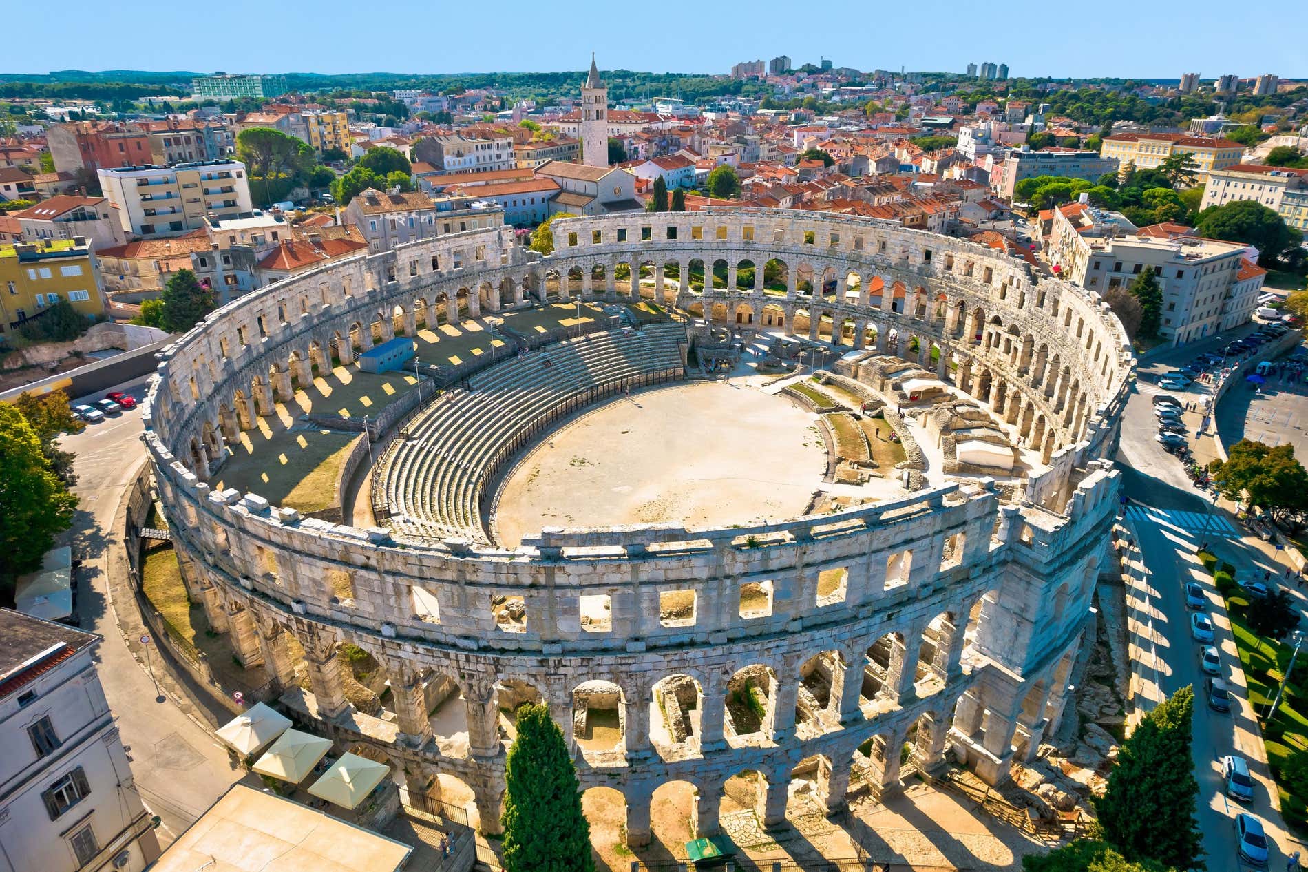 Arena di Pola, uno degli anfiteatri romani meglio conservati al mondo, visto dall'alto in un giorno di sole