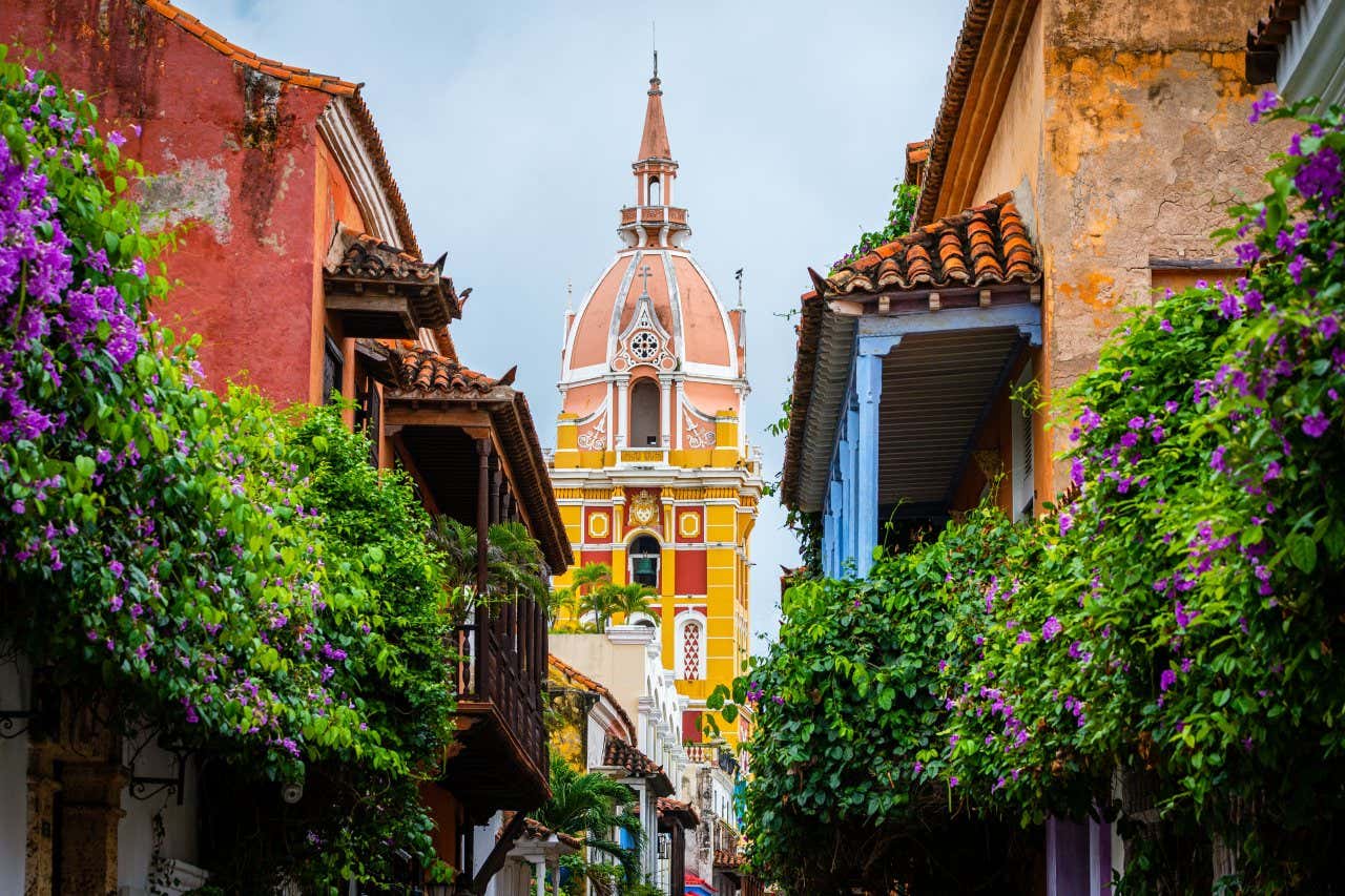 A church in Cartagena de Indias as seen from afar, at street level.