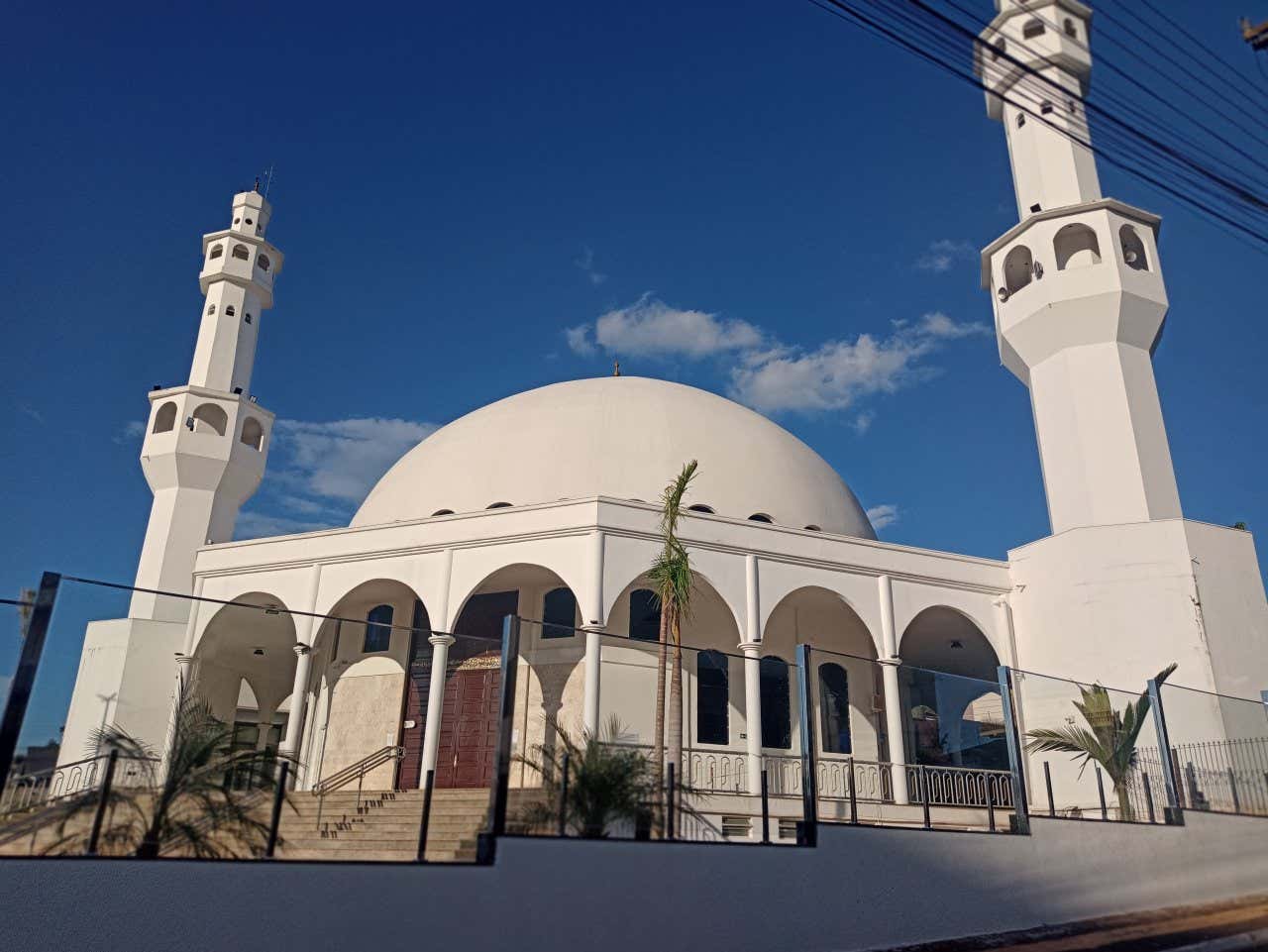 Une mosquée blanche avec deux miranets et un grand dôme