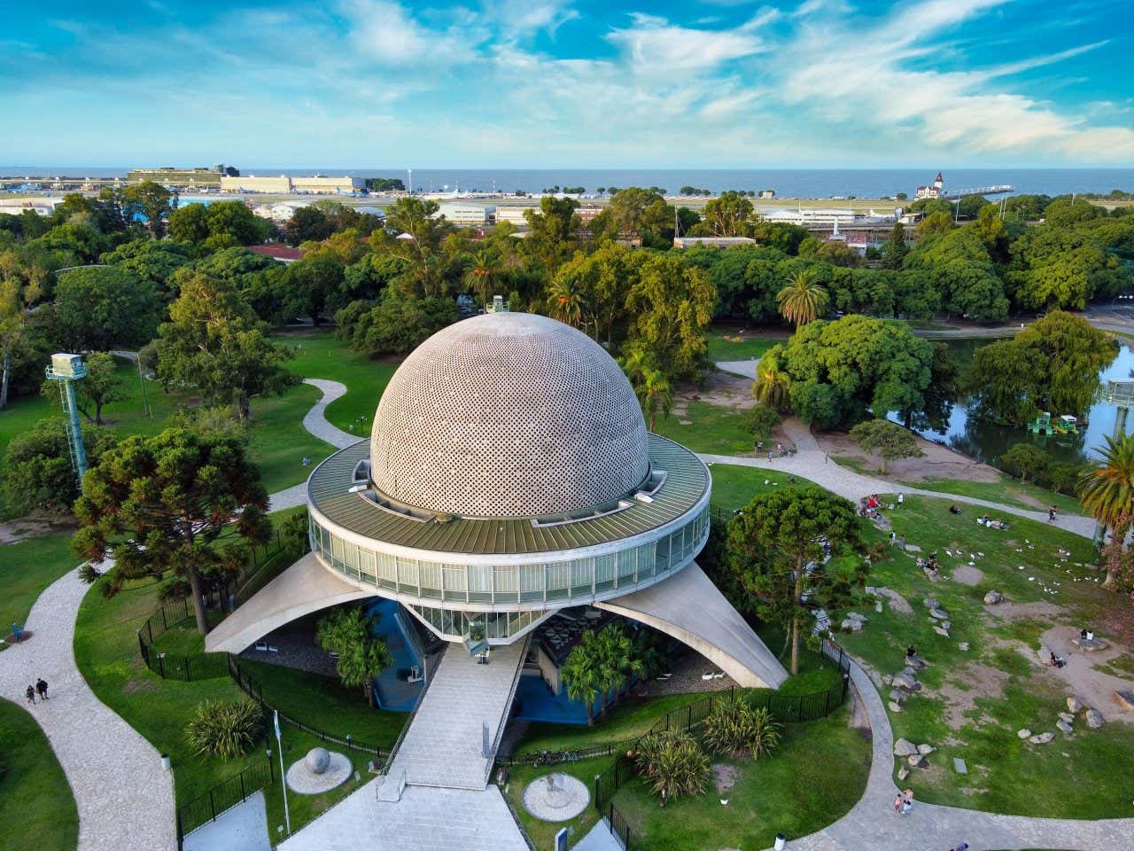 Vue aérienne sur le Le Planétarium Galileo Galilei, dans un parc sous un ciel bleu