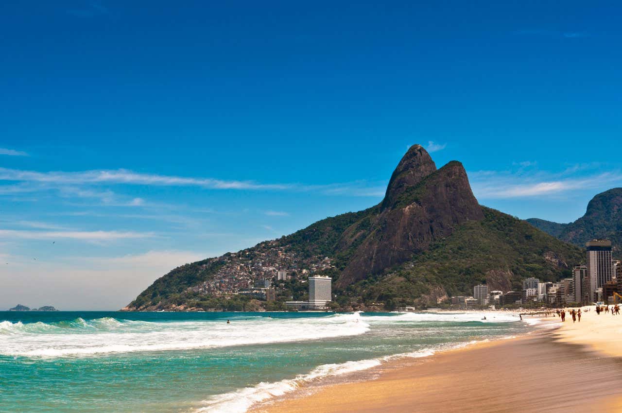 Vue sur la plage de Leblon à Rio de Janeiro avec des formations rocheuses en arrière-plan