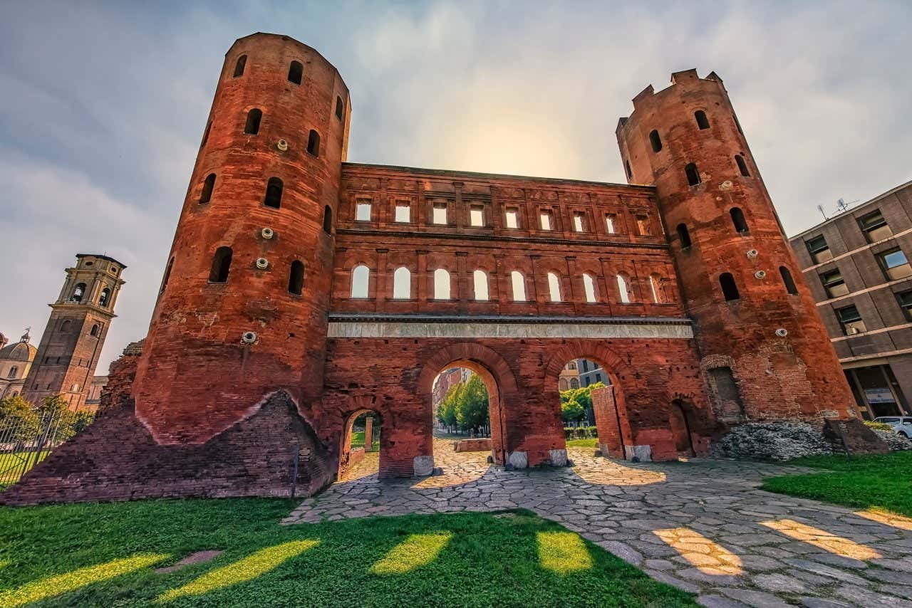 Vestiges de la Porte Palatine, symbole du passé romain de Turin