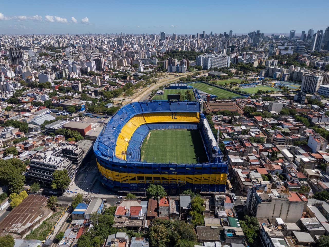 Vista aérea del estadio azul y amarillo La Bombonera con casas y edificios alrededor