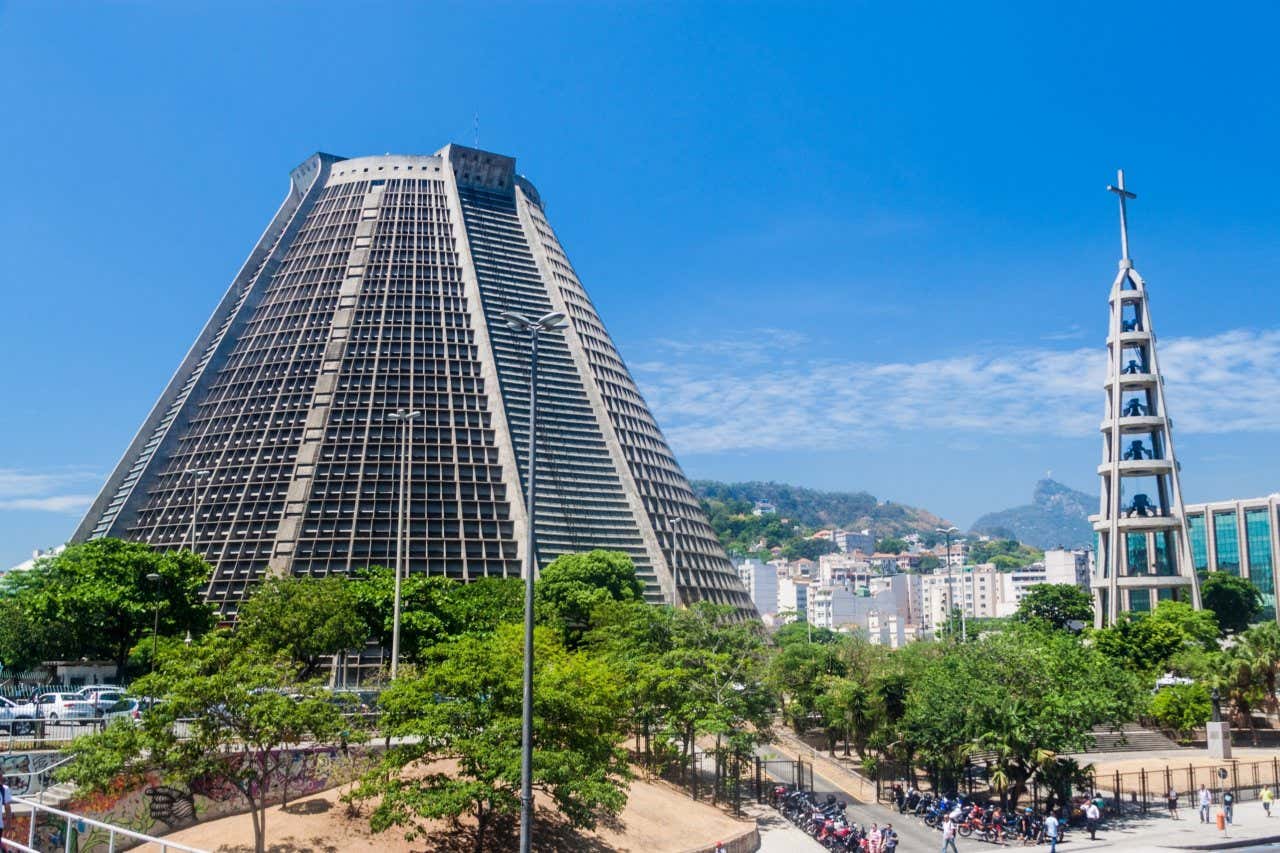 Vista panorâmica da fachada da catedral metropolitana de São Sebastião em formato cônico