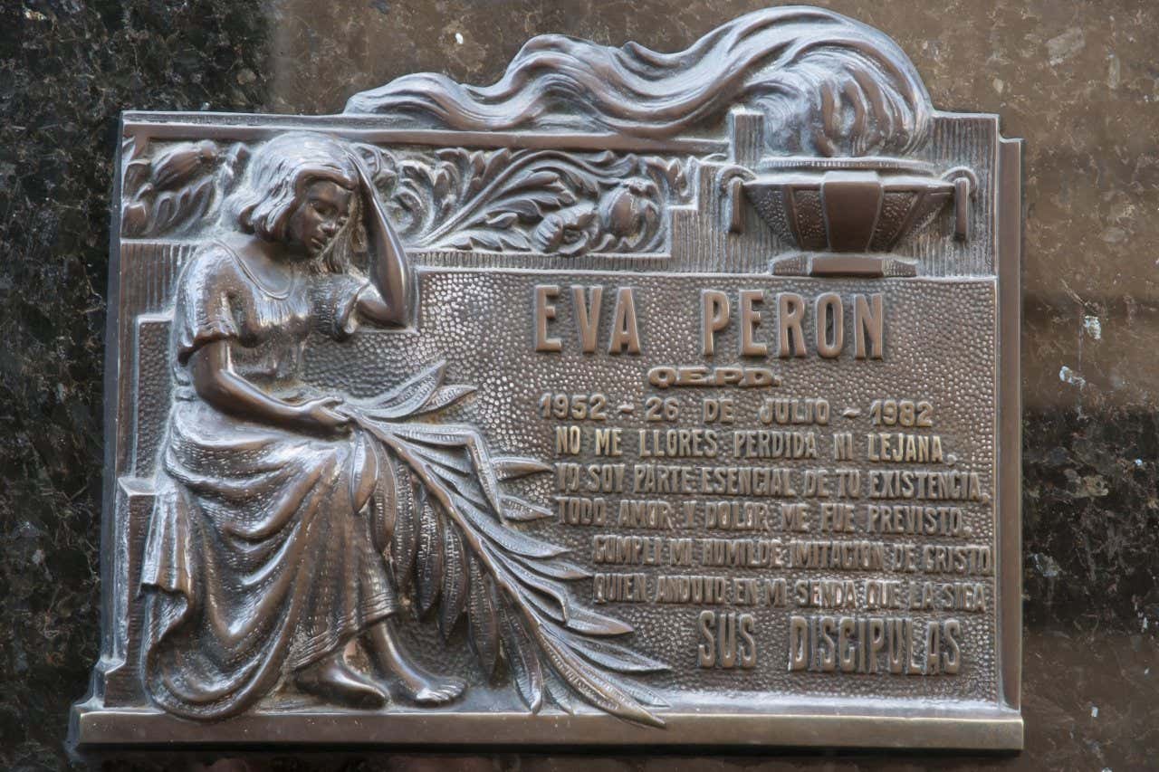 Placa de metal descriptiva en la tumba de Evita Perón