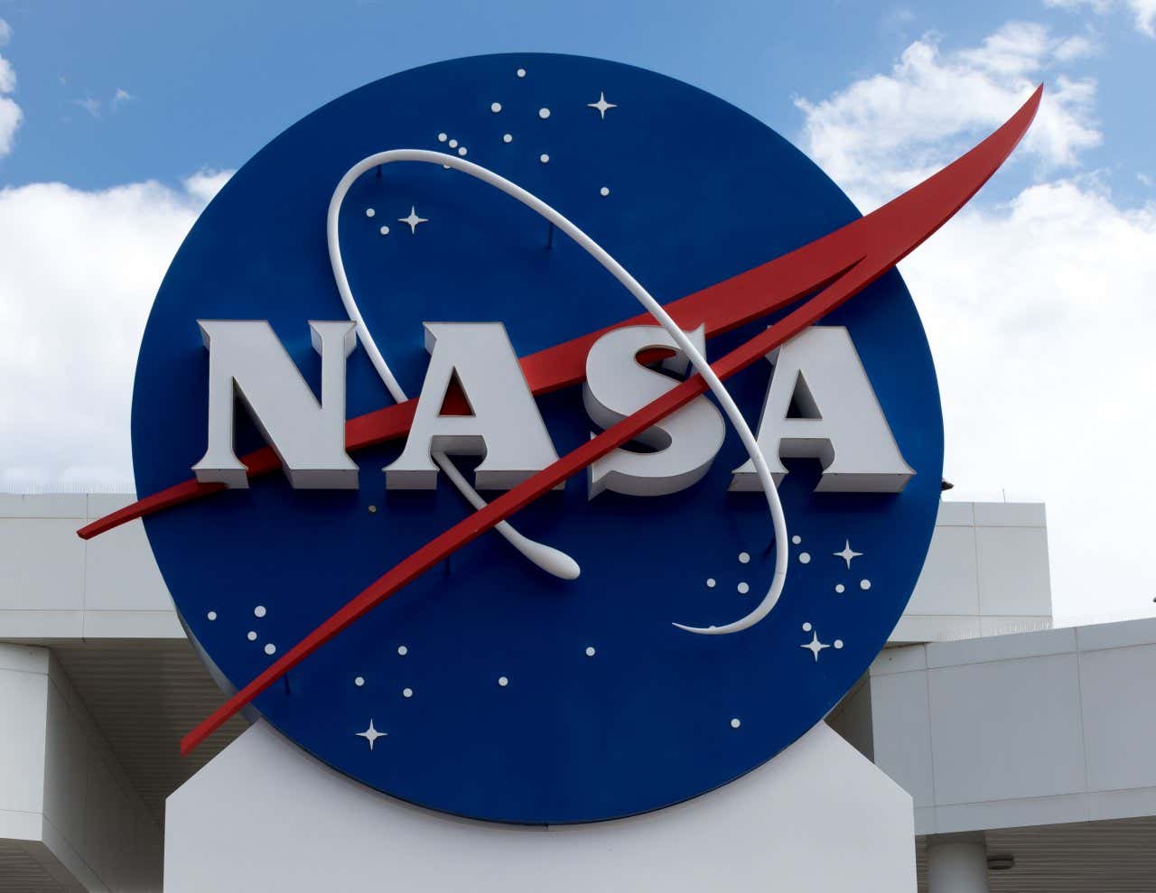 Logo de la Nasa avec fond bleu, lettres blanches et marque rouge