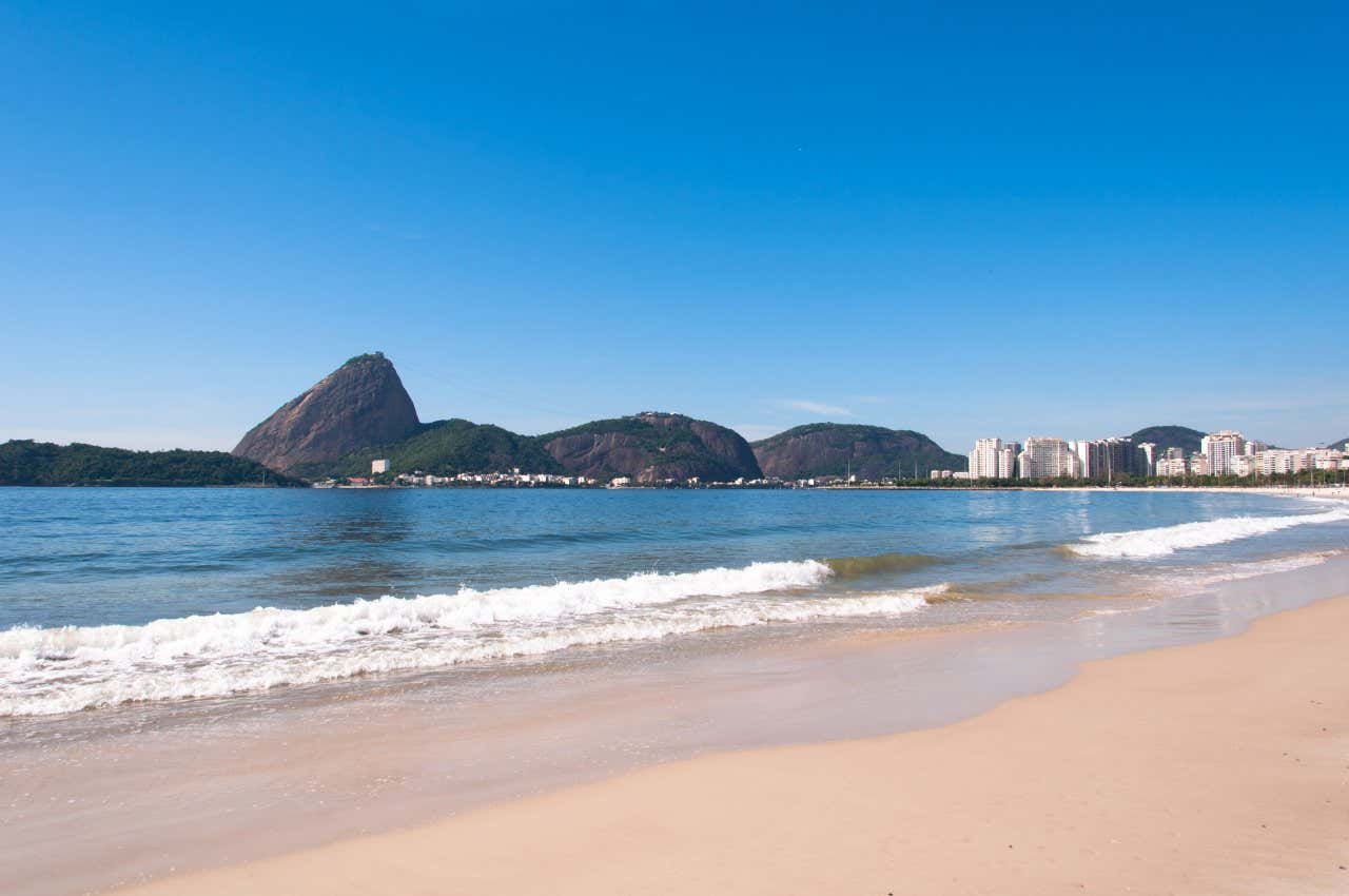 Plage de Flamengo avec le Pain de Sucre à l'horizon à Rio de Janeiro