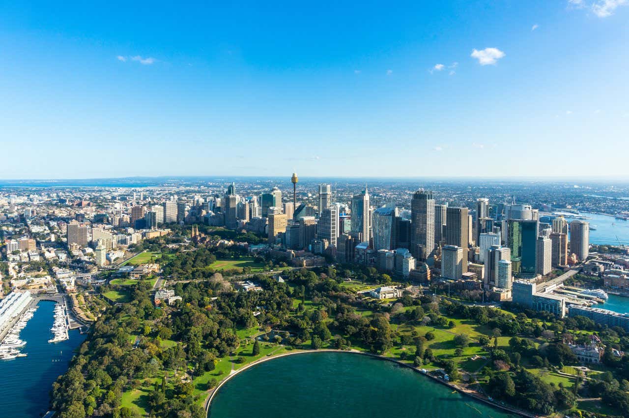 Vue aérienne sur les Jardins botaniques royaux de Sydney entourés de buildings