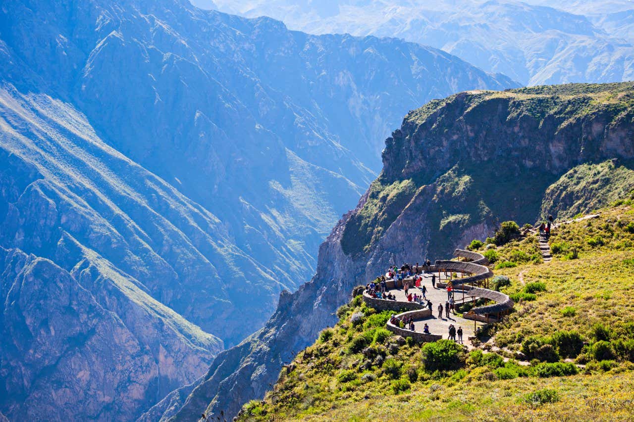 Visiteurs au belvédère du canyon de Colca