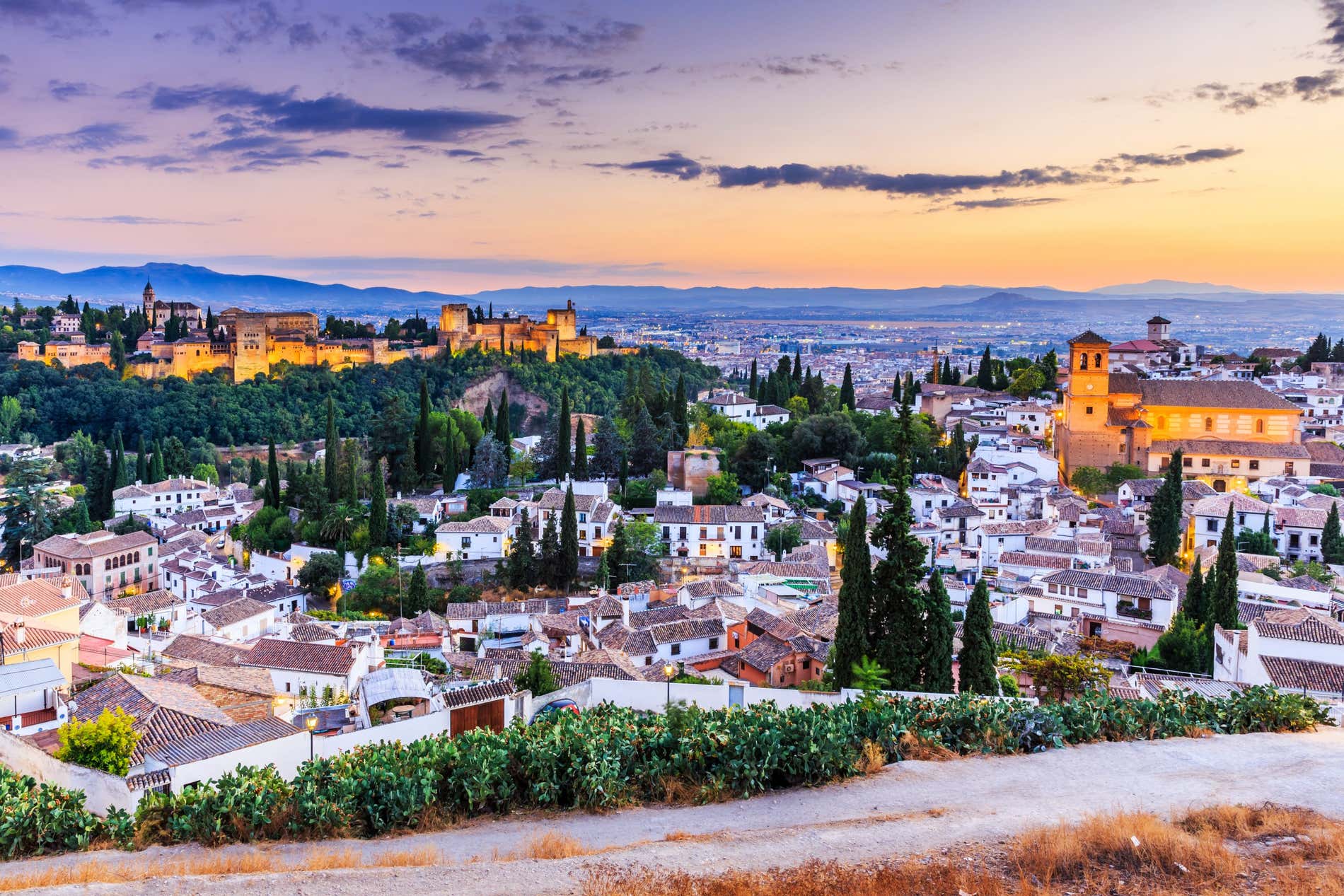 Panoramica di Granada e dell'Alhambra al tramonto vista da un belvedere