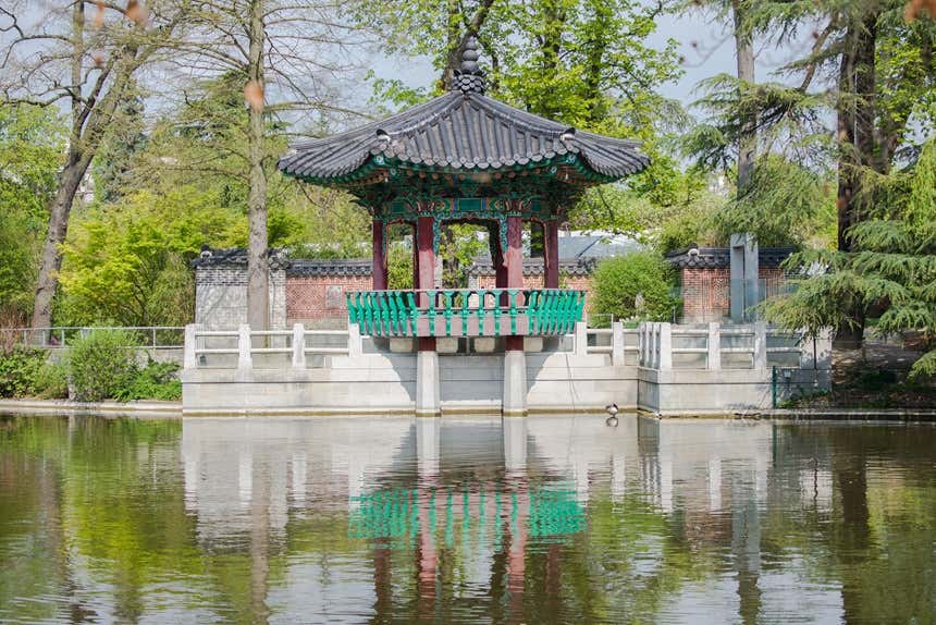 Edifícios de estilo oriental no Jardin d'Acclimatation em Paris, rodeados de lagos