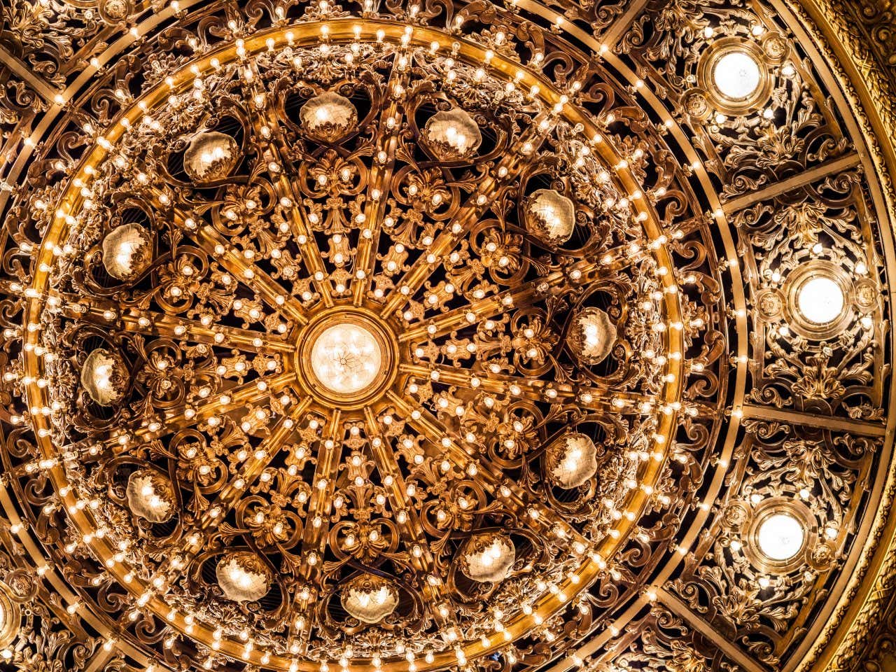 Un lustre spectaculaire du théâtre Colon, avec ses nombreux détails