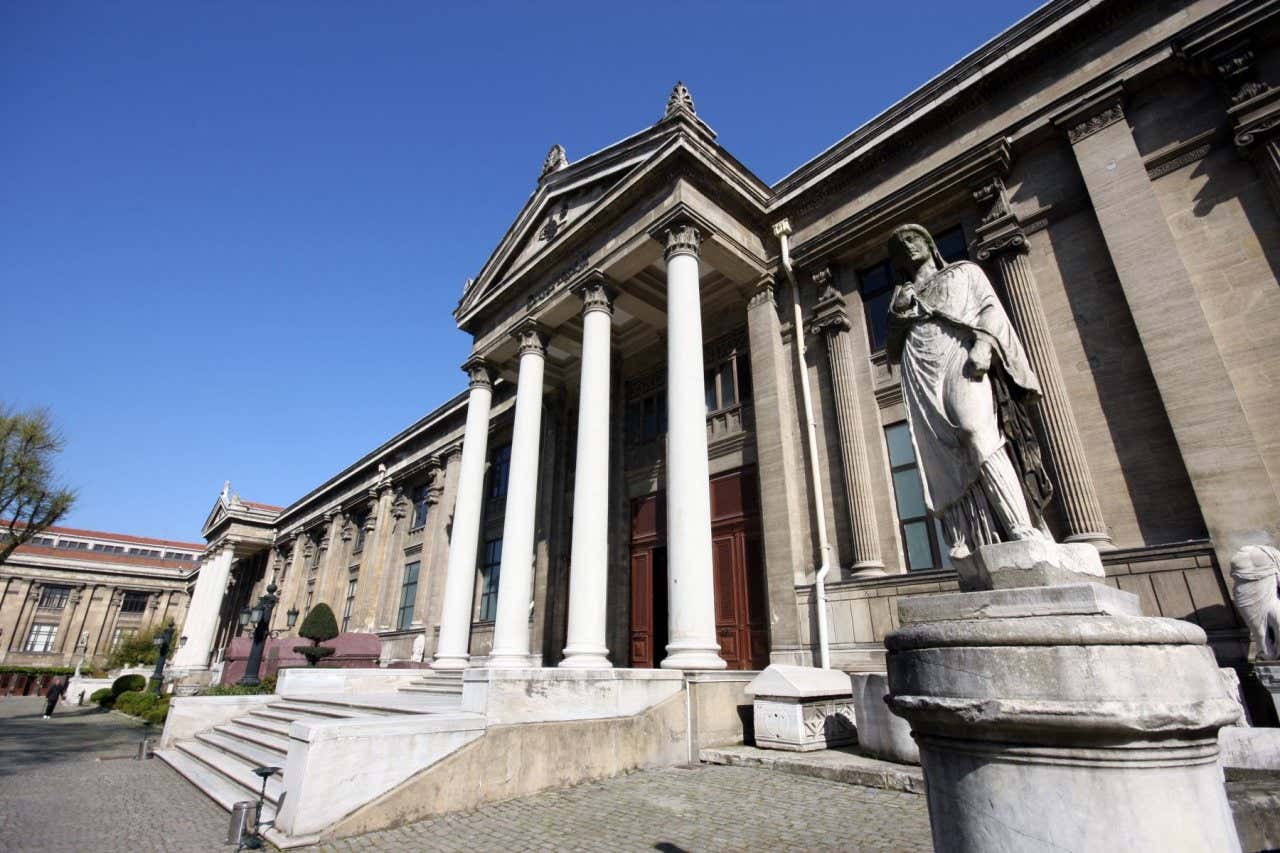 Uma escultura em primeiro plano e a fachada do Museu Arqueológico de Istambul