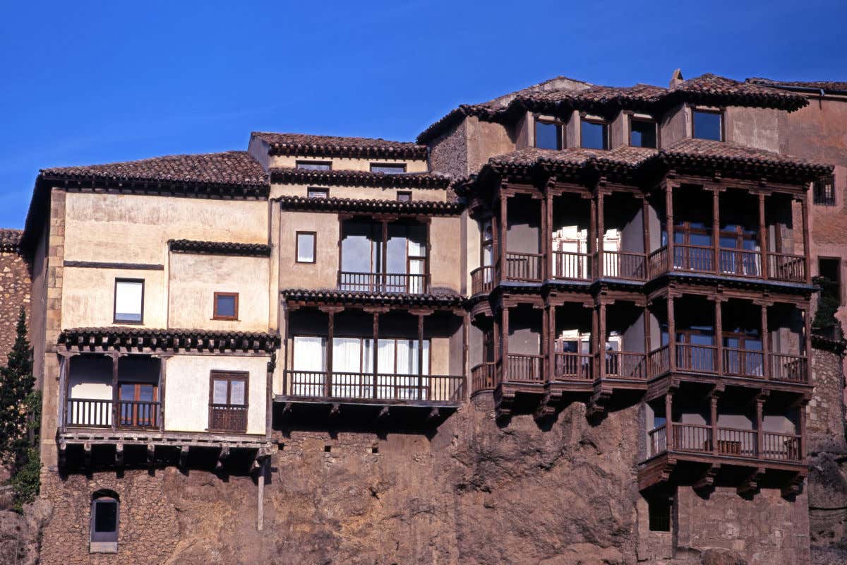 Viviendas con balcones de madera en un acantilado, conocidas como las Casas Colgadas de Cuenca