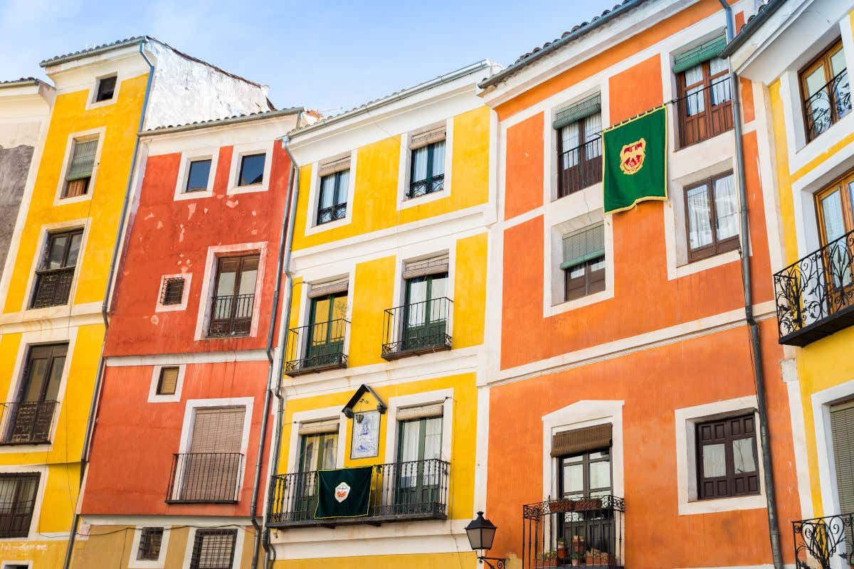 Casas de colores rojizos y amarillos en el centro histórico de Cuenca