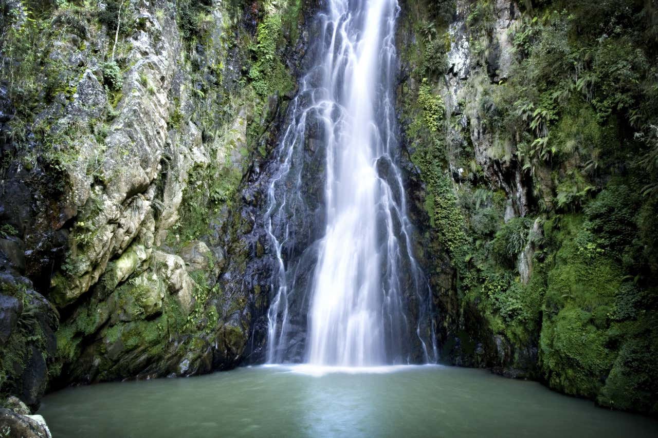 Caía del agua de la cascada Aguas Blancas, en República Dominicana