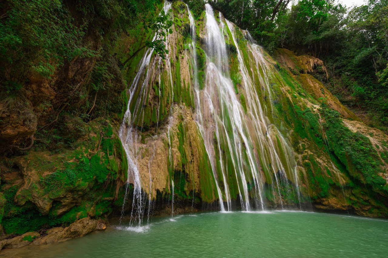 Caída de agua de color verde del salto El Limón, en República Dominicana