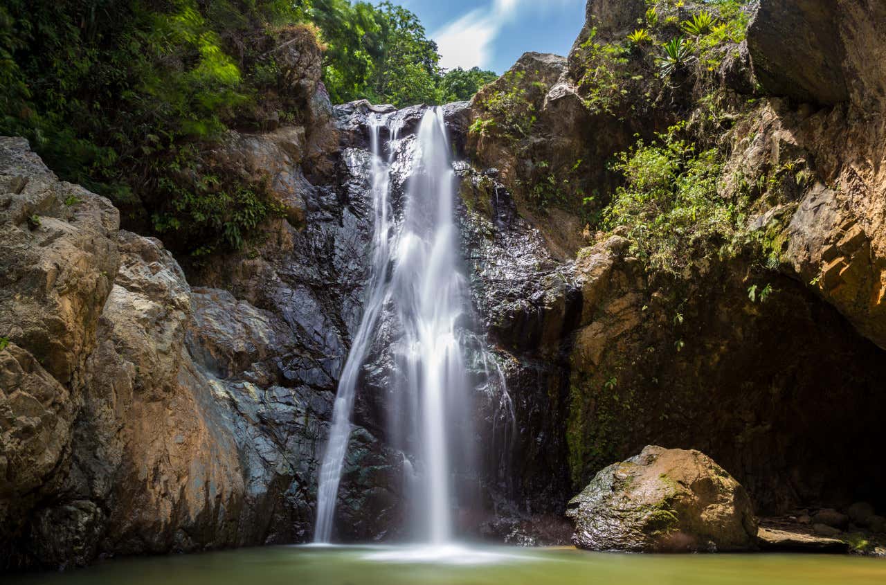 Caída del agua del salto Baiguate, en República Dominicana