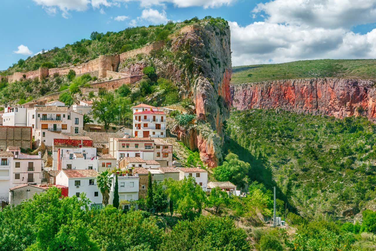Panorámica de Chulilla, uno de los pueblos más bonitos de la Comunidad Valenciana, con las típicas casas blancas