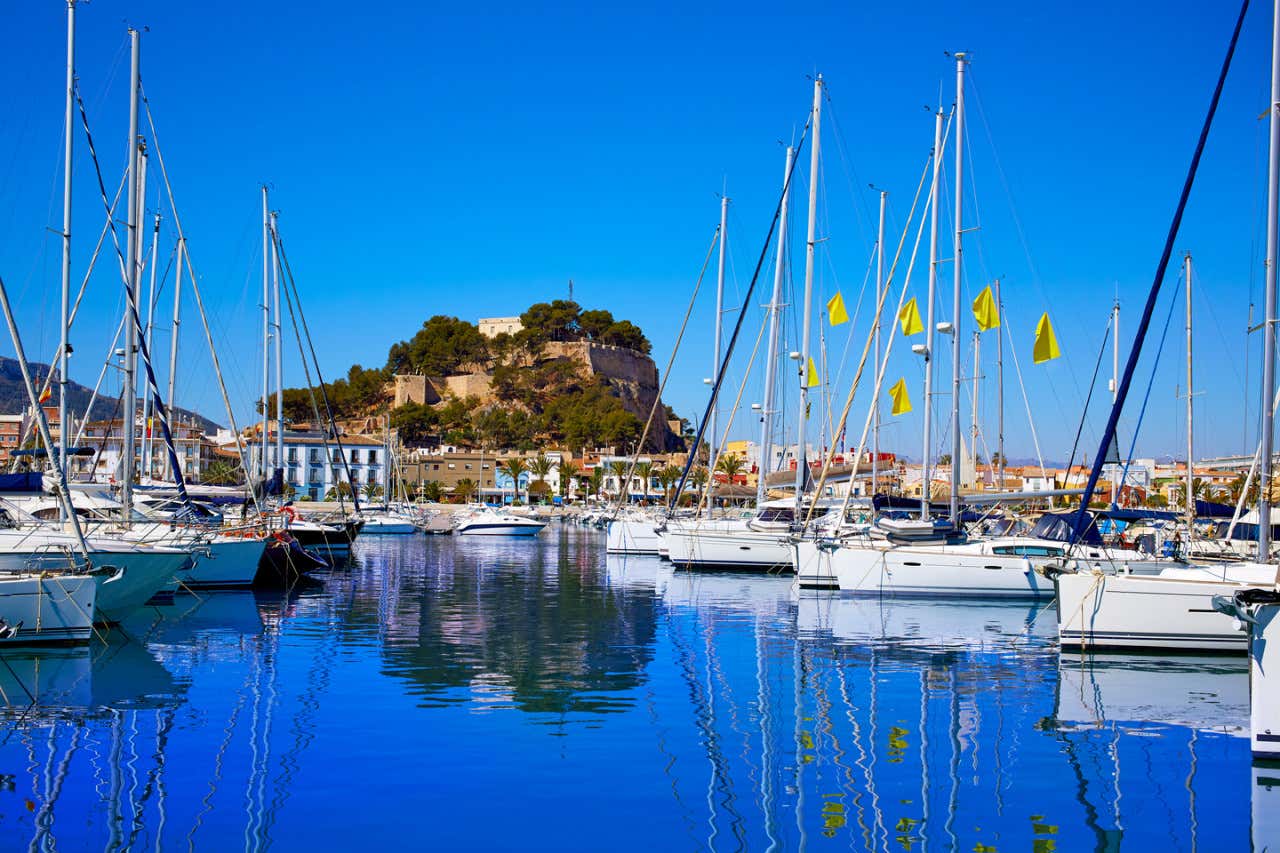 Puerto de Denia repleto de pequeñas embarcaciones en un día despejado