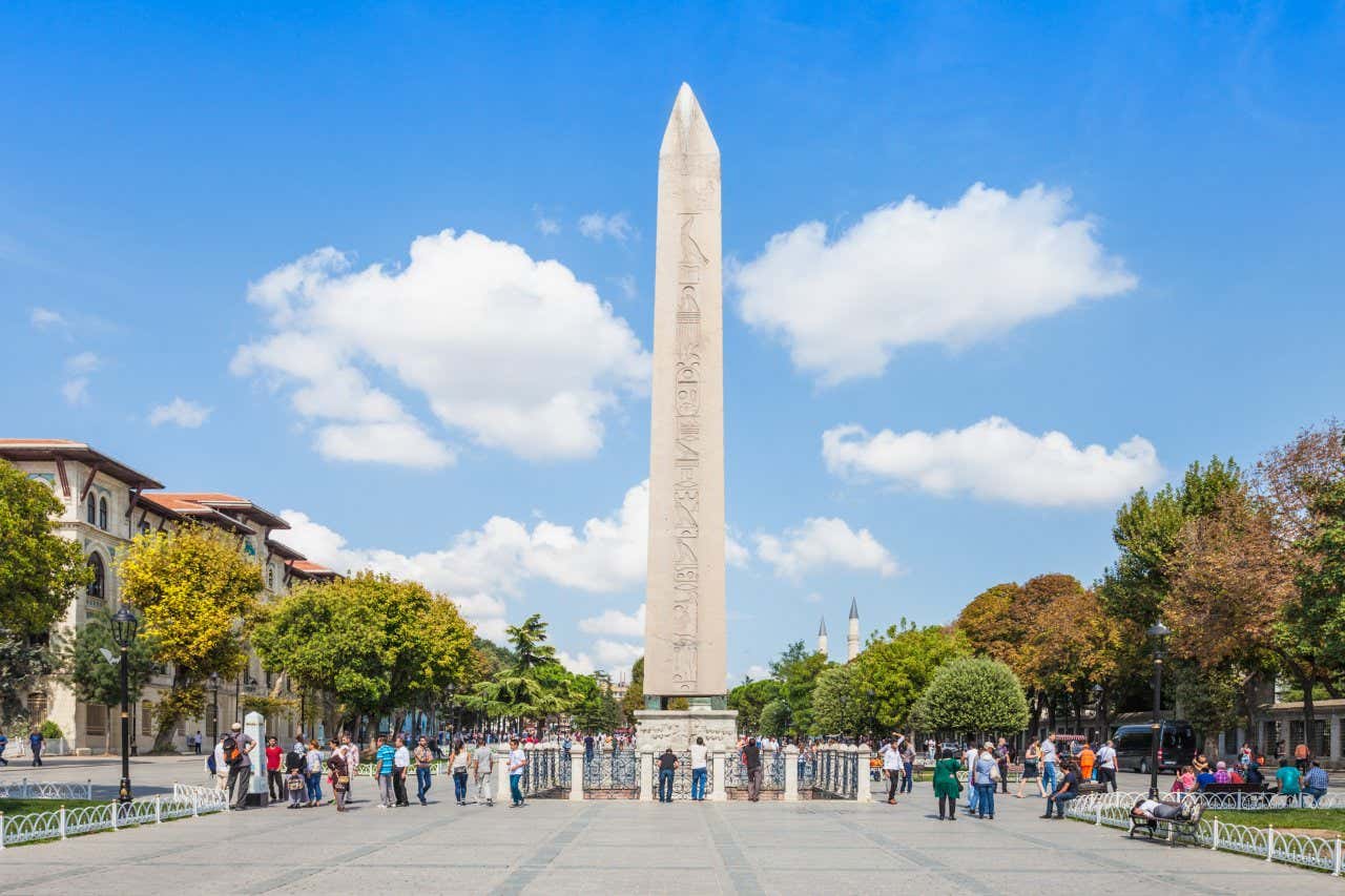 Um obelisco egípcio localizado na parte central da Praça de Sultanahmet, onde o Hipódromo estava localizado antigamente.