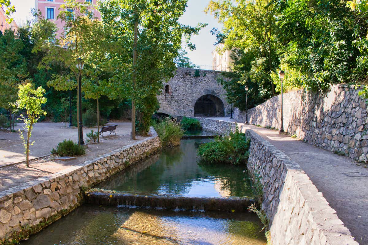 Paseo del Huécar, un recorrido fluvial con zona para pasear y junto a una muralla de piedra