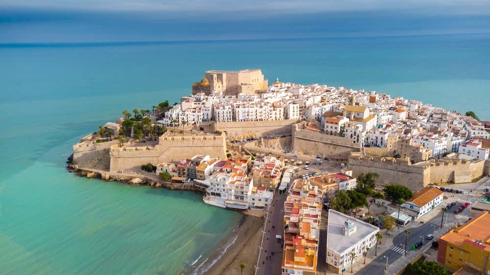 Vista panorámica de Peñíscola en un día soleado