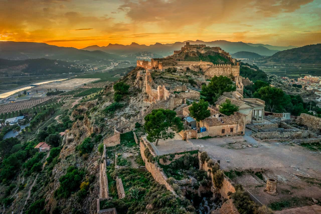 Vista aérea de Sagunto al atardecer,  uno de los 10 pueblos más bonitos de la Comunidad Valenciana