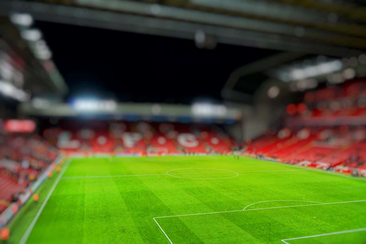 Vue sur la pelouse du stade d'Anfield, une visite à faire absolument à Liverpool