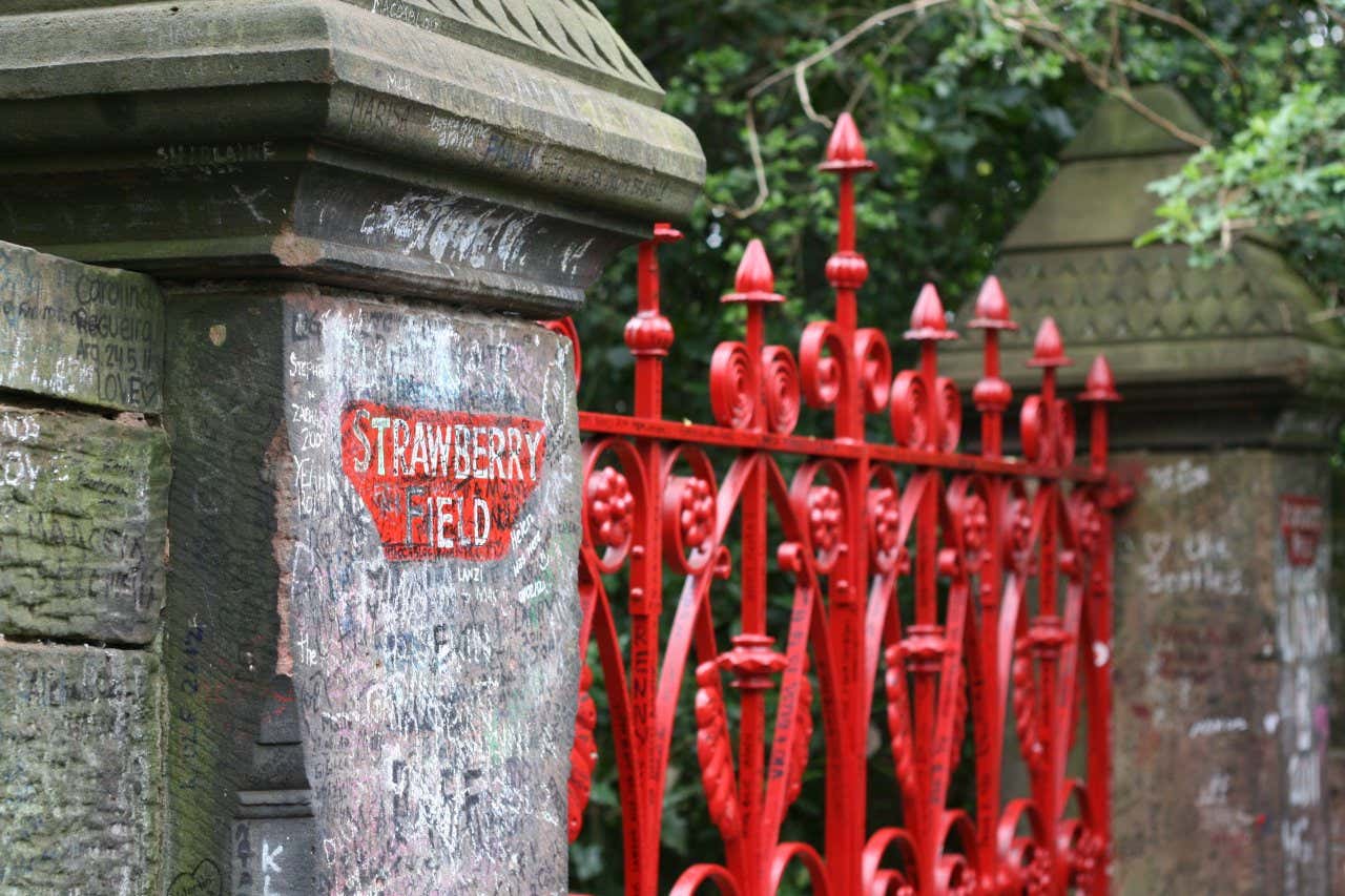 L'entrée de Strawberry Field et sa barrière rouge caractéristique, une visite à faire à Liverpool