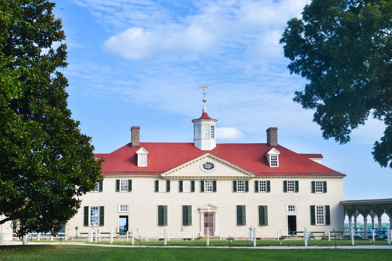 A large white house with an extensive groomed lawn out front; a must-see in Washington DC