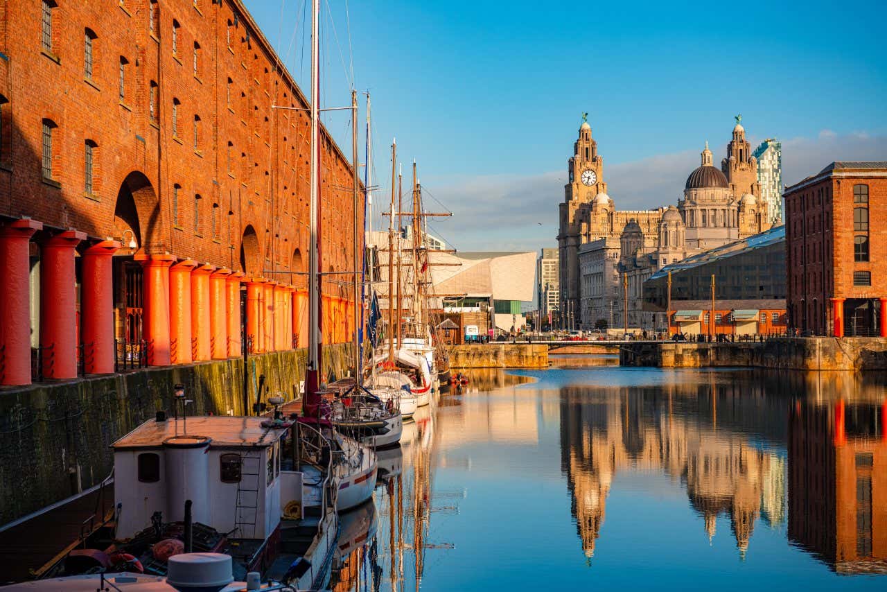 Vue sur les bâtiments en brique rouge d'Albert Dock et sur des bateaux sur la Mersey, une visite à faire à Liverpool