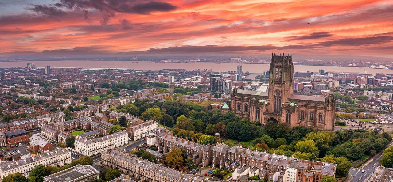 Vue aérienne sur la cathédrale de Liverpool et les bâtiments avoisinant au coucher du soleil, l'un des lieux où faire une visite a Liverpool