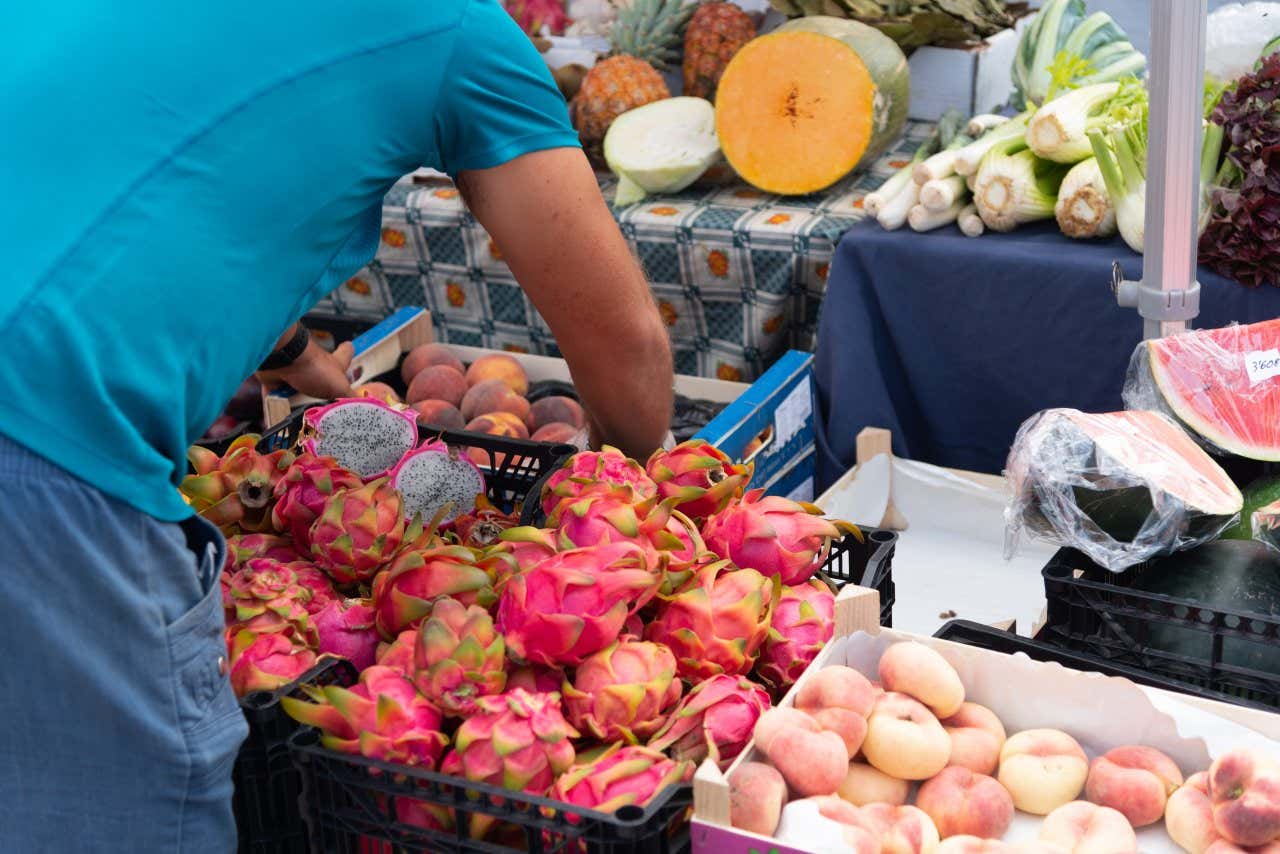 Un hombre buscando fruta en el mercado de Teguise