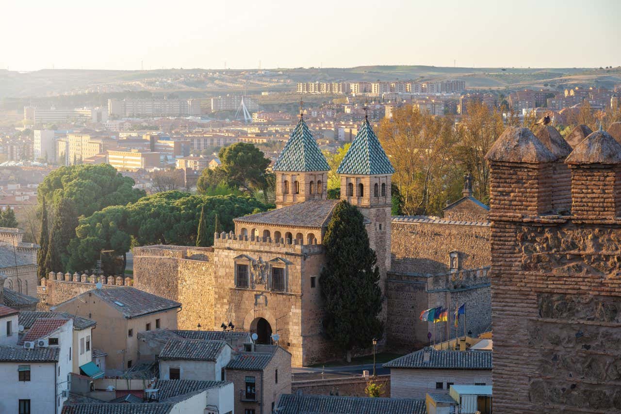 Puerta de Bisagra Nueva in Toledo in the evening, with a clear sky in the background.