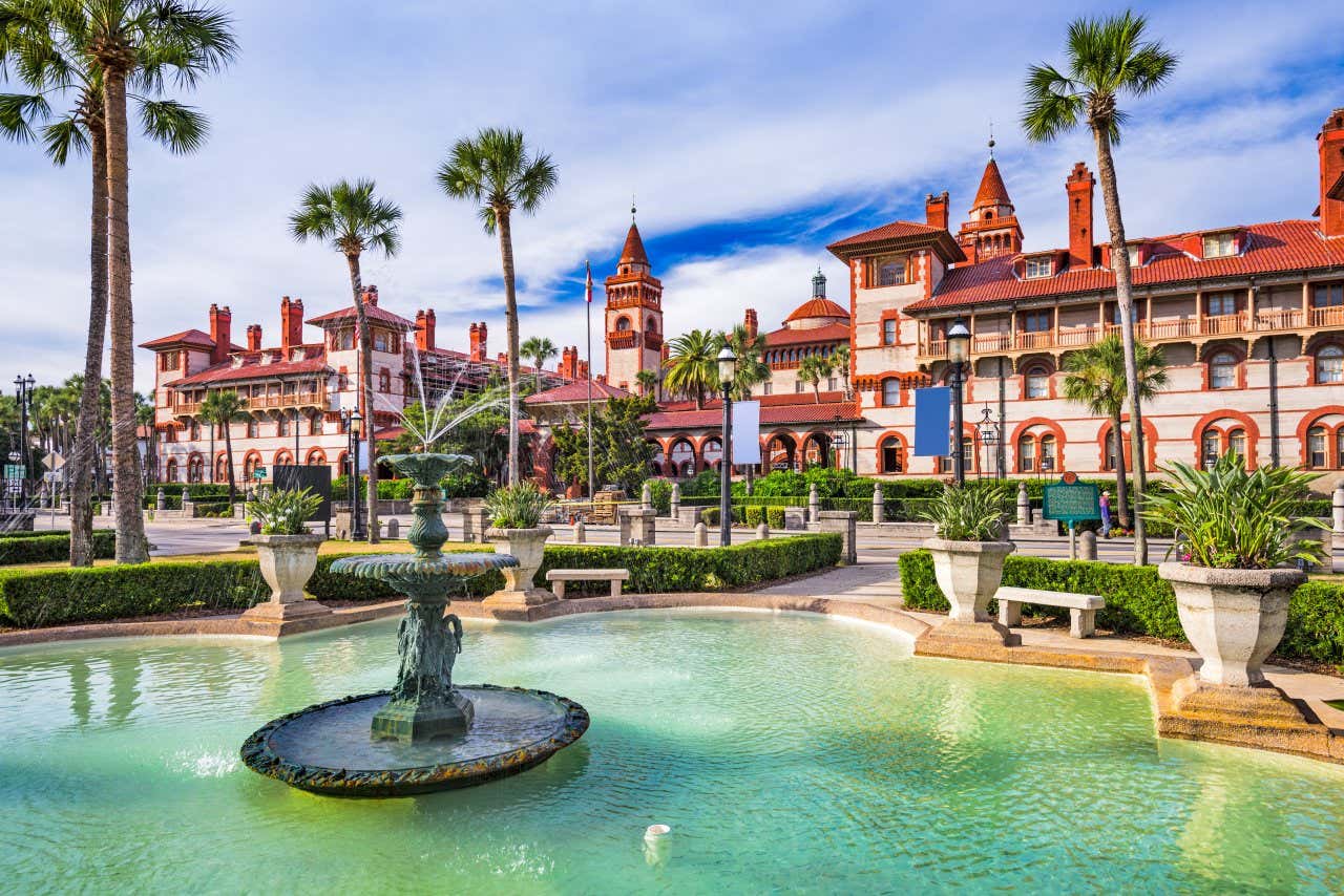 A fountain in a lake in the centre of a square in St Augustine under a blue sky.