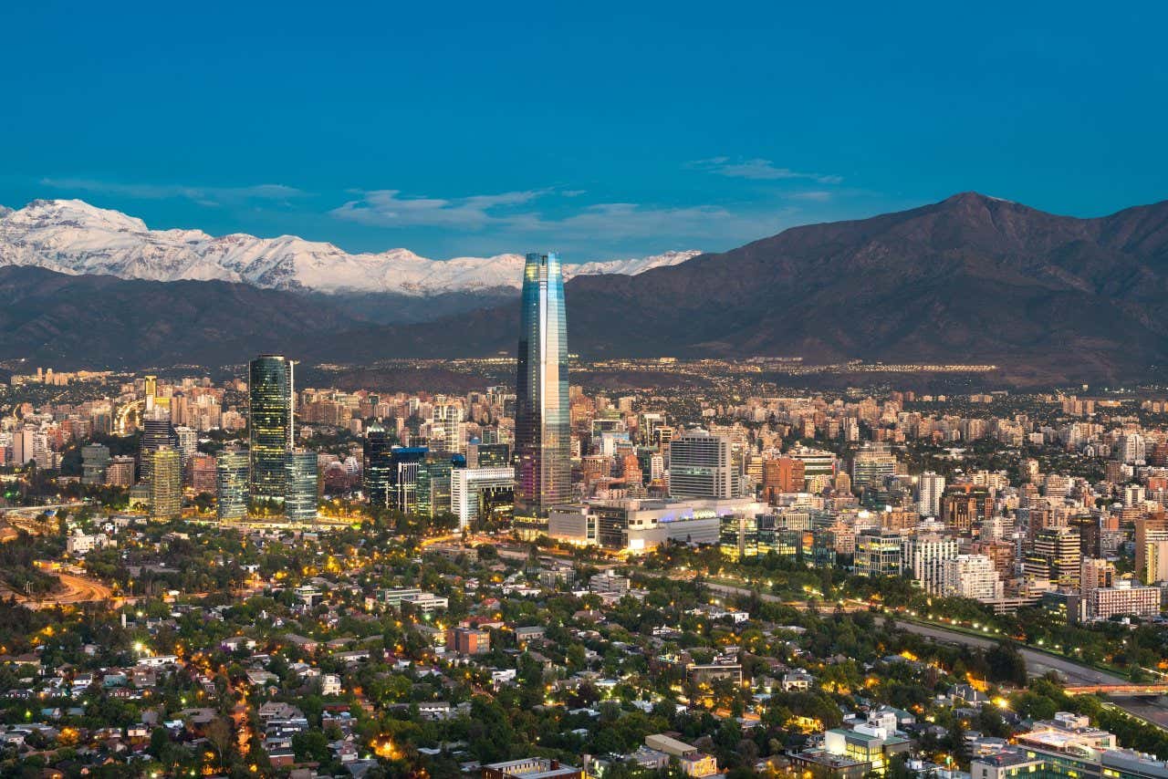 Skyline de Santiago do Chile aos pés da Cordilheira dos Andes