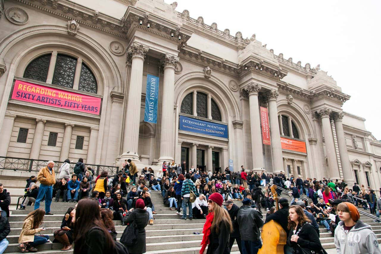 Un gran numero di persone sulla scalinata d'ingresso al MET, uno dei musei più visitati al mondo in stile neoclassico