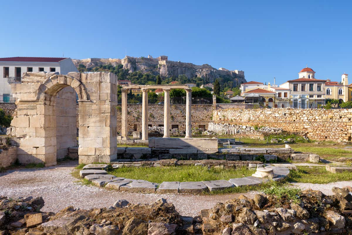 Ruinas de un arco y de unas columnas romanas en un yacimiento arqueológico