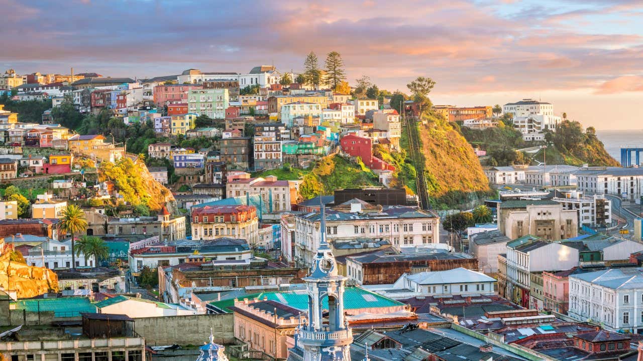 Vista panorâmica com os edifícios coloridos de Valparaíso
