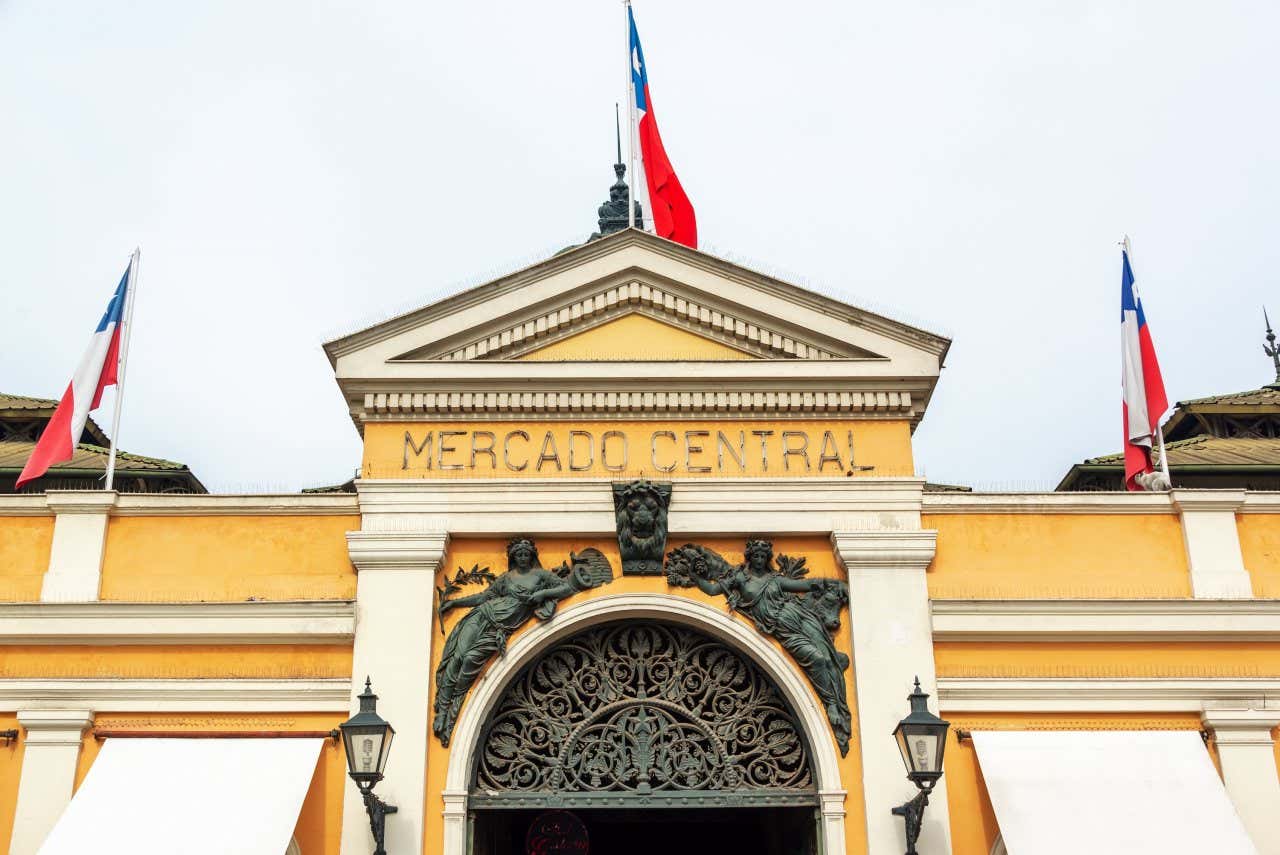 Fachada do Mercado Central com detalhes em relevo e bandeiras chilenas em cima