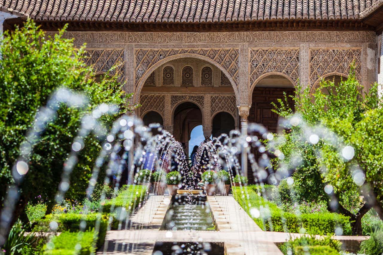 Vue sur une fontaine et l'architecture islamique d'un bâtiment de l'Alhambra