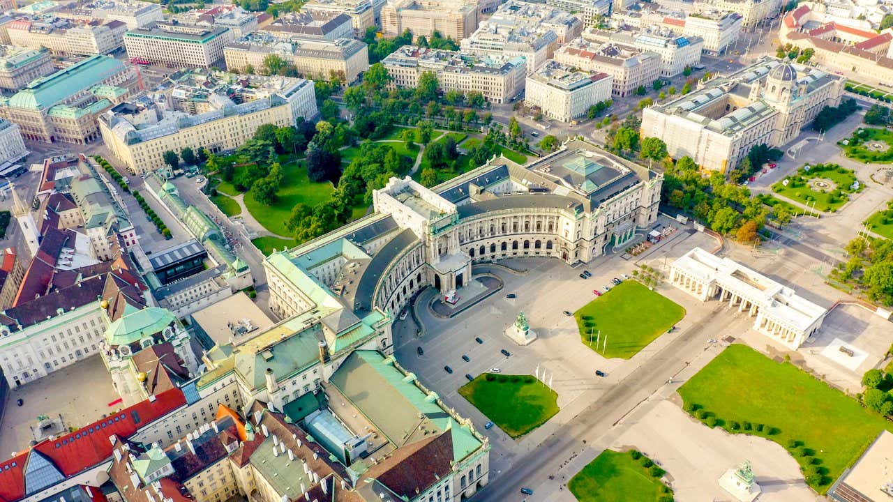 Vue aérienne sur le Palais de la Hofburg de Vienne, le palais de l'impératrice Sissi, un arrêt obligatoire lors de votre tour d'Europe Interrail