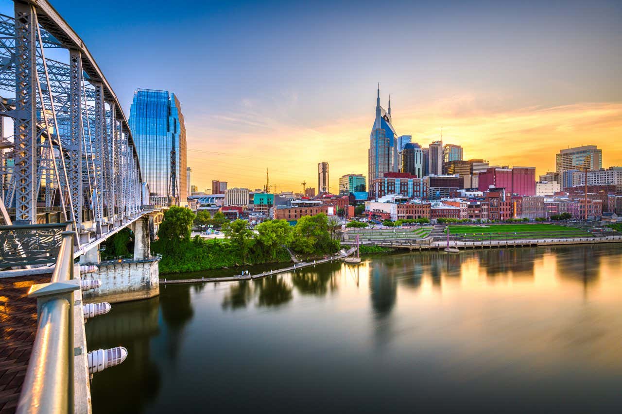 Vue sur Nashville depuis un pont au coucher de soleil