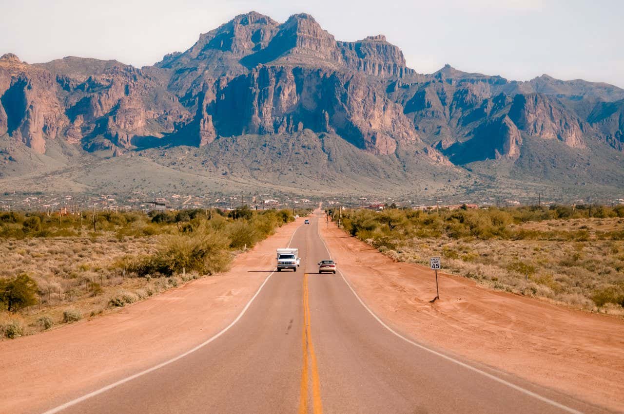 La route 66 avec une montagne en fond : tout un symbole des États-Unis à ne pas manquer si vous vous demandez que voir aux États-Unis