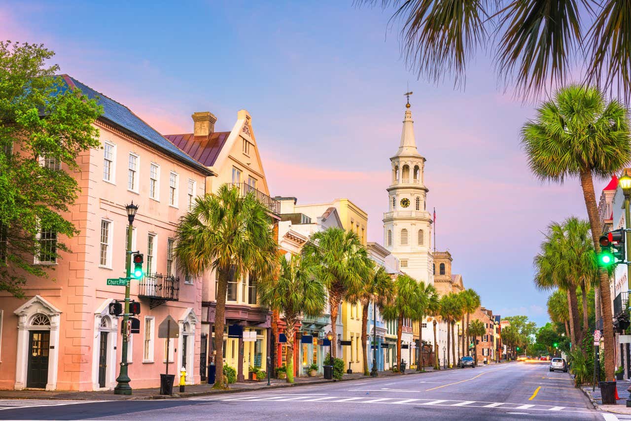 Les rues de Charleston avec un ciel bleu et rose en arrière-plan : une ville pleine de charme que nous recommandons à ceux qui se demandent que voir aux États-Unis