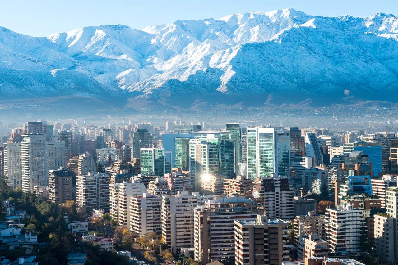 Panorâmica de Santiago com a Cordilheira dos Andes coberta de Neve ao fundo