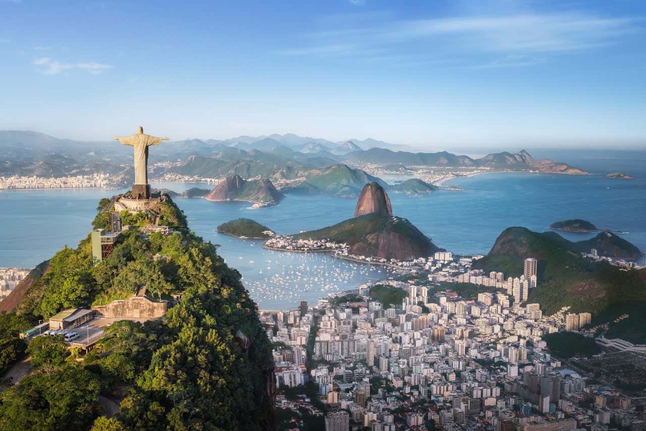 Vue aérienne sur Rio avec le Corcovado, le Pain de Sucre et la baie de Guanabara